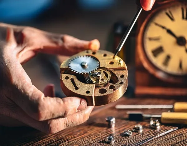 Réglage et remise en marche d'une horloge : révision pendule à Cerny